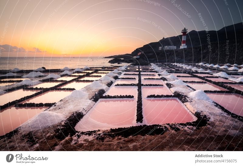 Erstaunlicher Sonnenuntergang über dem Meer im Winter Meereslandschaft gefroren Wasser spektakulär Schnee Saison Eis Frost malerisch Küste Dämmerung Landschaft