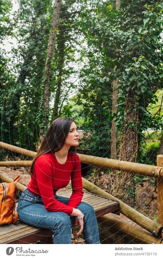 Reisende Frau, die sich im grünen Wald ausruht Tourist Wälder bewundern Natur Bank sich[Akk] entspannen prunkvoll Landschaft valle del jerte Cacere Spanien alt