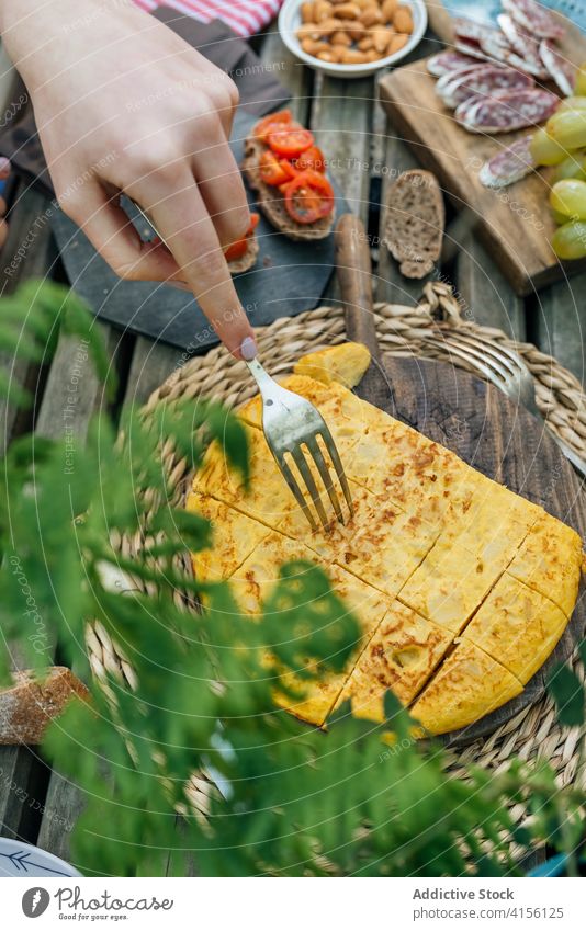 Crop-Frau isst leckeren Kuchen Picknick Tisch Pasteten Spielfigur Gabel geschmackvoll selbstgemacht Natur valle del jerte Cacere Spanien Speise Gebäck frisch