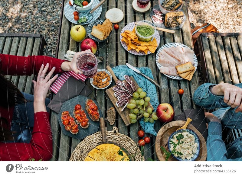 Erntefrauen am Tisch mit Essen im Wald Frauen Picknick Zusammensein essen Lebensmittel verschiedene Wälder lecker valle del jerte Cacere Spanien geschmackvoll