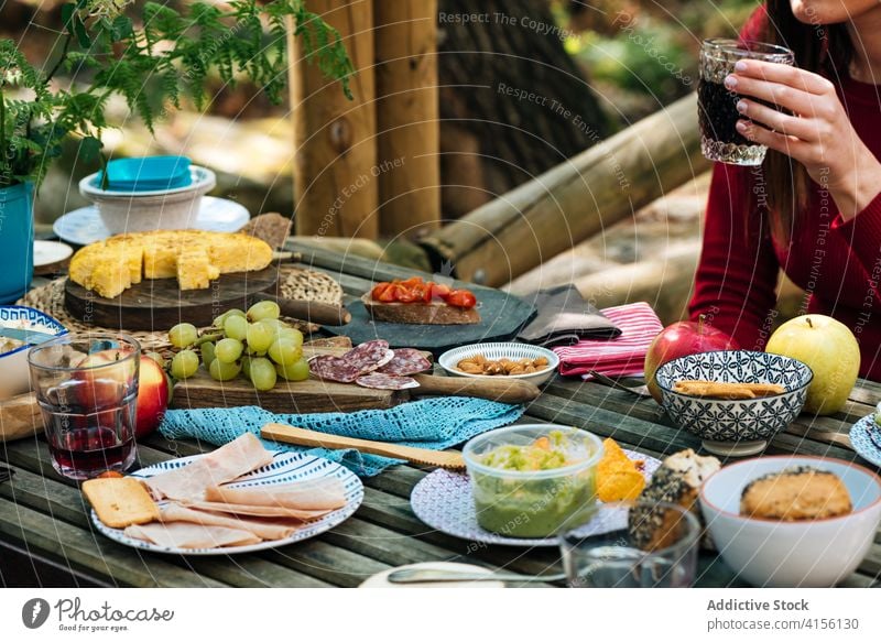 Erntefrauen am Tisch mit Essen im Wald Frauen Picknick Zusammensein essen Lebensmittel verschiedene Wälder lecker valle del jerte Cacere Spanien geschmackvoll