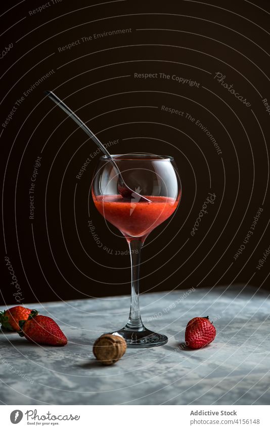 Frischer Cocktail im Glas auf dem Tisch Erdbeeren rot Alkohol trinken Getränk Schnaps süß Atelier liquide aktualisieren kalt reif lecker geschmackvoll