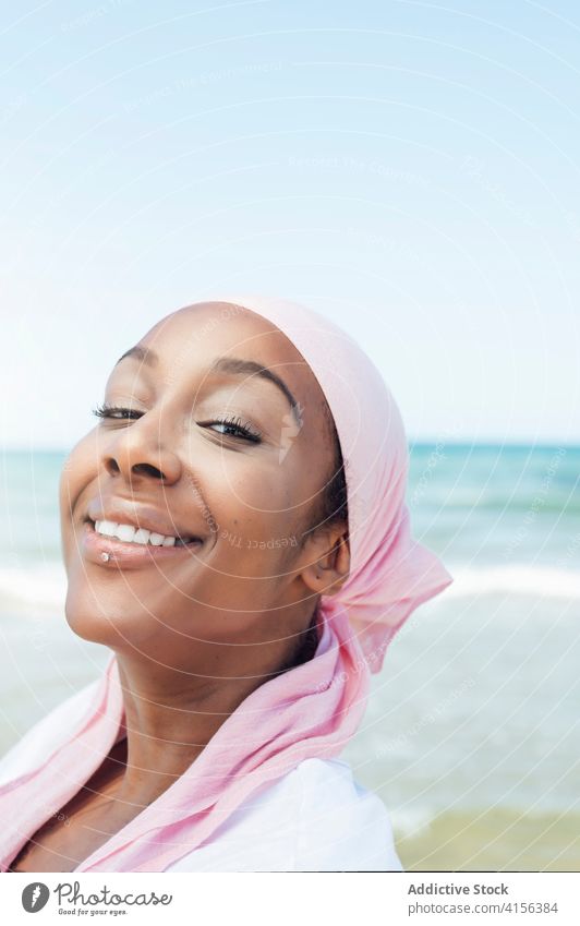 Selbstbewusste schwarze Frau am Meeresufer Krebs Piercing Vorschein außergewöhnlich Porträt MEER Strand Bestimmen Sie charmant Sommer ethnisch Afroamerikaner