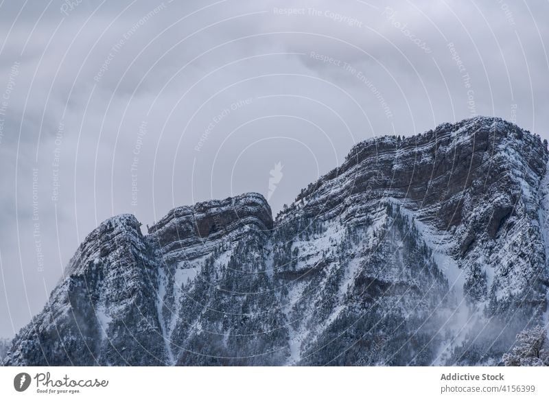 Verschneiter Bergkamm im Winter Berge u. Gebirge Ambitus Schnee wolkig Himmel Nebel dramatisch Hochland Landschaft erstaunlich Pyrenäen Huesca Spanien