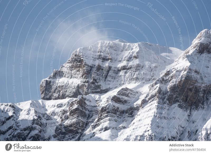 Verschneiter Bergkamm im Winter Berge u. Gebirge Ambitus Schnee wolkig Himmel Nebel dramatisch Hochland Landschaft erstaunlich Pyrenäen Huesca Spanien