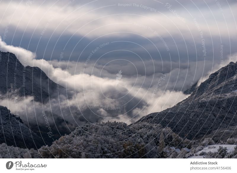 Verschneiter Bergkamm im Winter Berge u. Gebirge Ambitus Schnee wolkig Himmel Nebel dramatisch Hochland Landschaft erstaunlich Pyrenäen Huesca Spanien