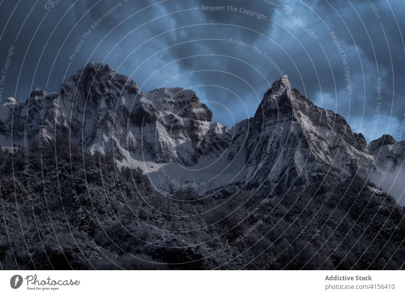 Verschneiter Bergkamm im Winter Berge u. Gebirge Ambitus Schnee wolkig Himmel Nebel dramatisch Hochland Landschaft erstaunlich Pyrenäen Huesca Spanien