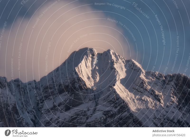 Verschneiter Bergkamm im Winter Berge u. Gebirge Ambitus Schnee wolkig Himmel dramatisch Hochland Landschaft erstaunlich Pyrenäen Huesca Spanien spektakulär