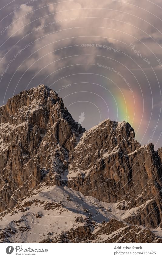 Verschneiter Bergkamm im Winter Berge u. Gebirge Ambitus Schnee wolkig Himmel dramatisch Hochland Landschaft erstaunlich Pyrenäen Huesca Spanien spektakulär