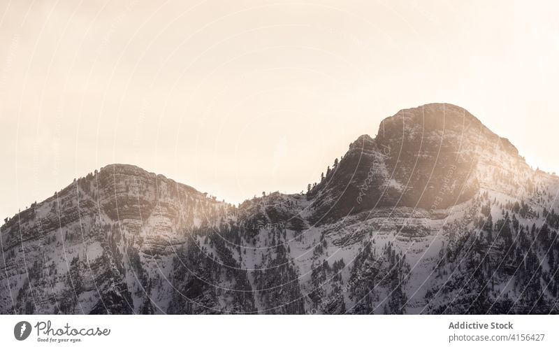 Verschneiter Bergkamm im Winter Berge u. Gebirge Ambitus Schnee wolkig Himmel dramatisch Hochland Landschaft erstaunlich Pyrenäen Huesca Spanien spektakulär