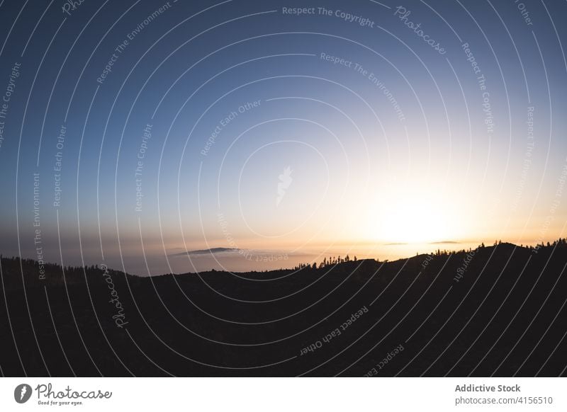 Erstaunlicher Sonnenuntergang über dunklem Feld Silhouette Abend Himmel Dämmerung erstaunlich malerisch Landschaft Sommer Teneriffa Kanarische Insel Spanien