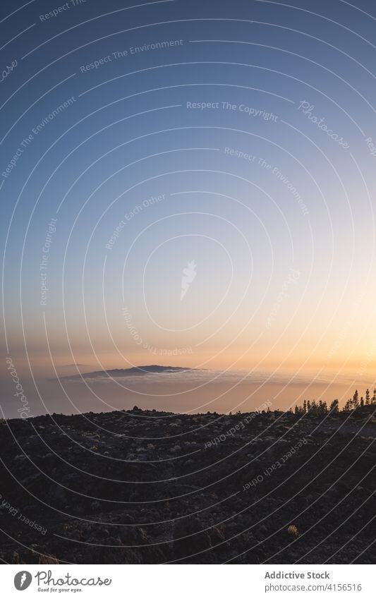 Erstaunlicher Sonnenuntergang über dunklem Feld Silhouette Abend Himmel Dämmerung erstaunlich malerisch Landschaft Sommer Teneriffa Kanarische Insel Spanien