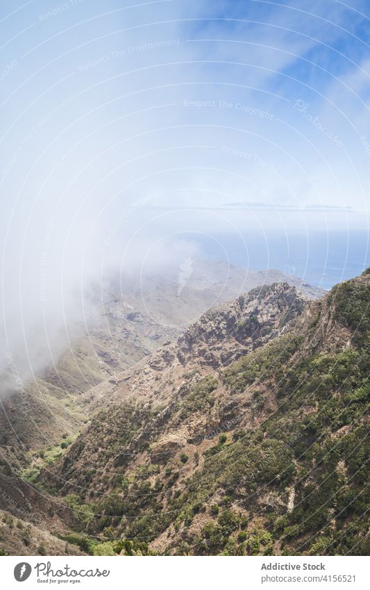 Malerische Landschaft der Berge im Sommer atemberaubend Hochland Berge u. Gebirge grün Ambitus Blauer Himmel Natur felsig Teneriffa Spanien Kanarische Insel