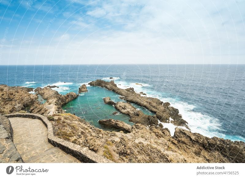 Erstaunlicher Blick auf die Uferpromenade am Meer Spazierweg felsig MEER Stauanlage leer Meereslandschaft spektakulär türkis Paradies Teneriffa Spanien