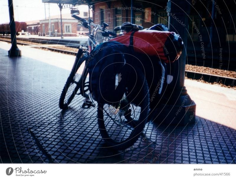 lange Reise Fahrrad Gepäck Fahrradtour Ferien & Urlaub & Reisen überladen Pause stoppen Verkehr Bahnhof angekommen