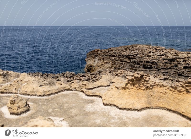 Textur der vulkanischen Felsen Oberfläche in Zypern aussehen wie Mondoberfläche. Klippe, Meer und Himmel Hintergrund. selektiven Fokus texturiert MEER Stein