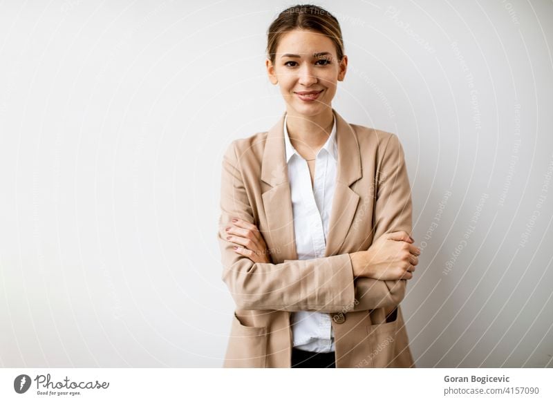 Junge Frau steht an der weißen Wand im modernen Büro Erwachsener attraktiv schön Business Geschäftsfrauen elektronisch Glück im Innenbereich Blick Manager eine