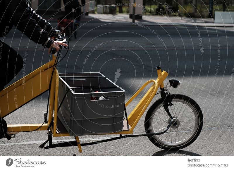 gelbes Lastenfahrrad auf der Strasse Rad alternativ Lieferservice Lieferverkehr Spedition Fahrrad Mobilität Güterverkehr & Logistik Fahrradfahren Verkehrsmittel