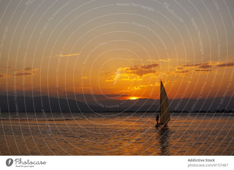 Segelboot auf dem Meer bei Sonnenuntergang Segeln Wolken Farben Sonnenaufgang MEER Frieden Sonnenschein träumen panoramisch bunt Ausflug winken Erholung