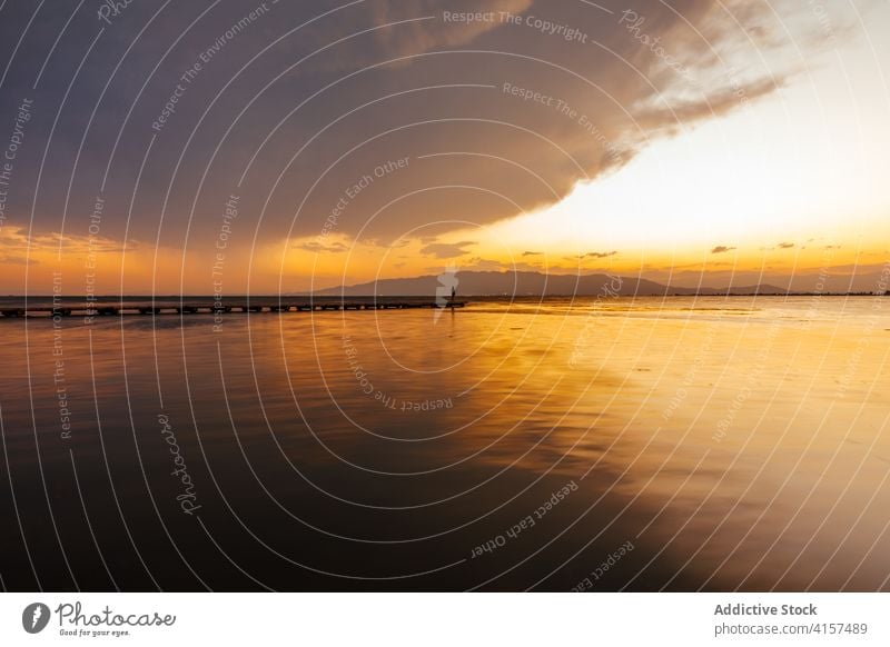 Silhouette einer Frau auf einem Holzsteg über dem Meer bei Sonnenuntergang Person Laufsteg Einsamkeit Cloud Frieden Spaziergang Wetter Erholung Sonnenaufgang