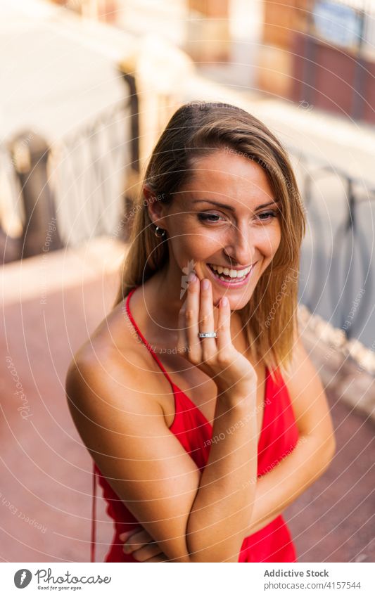 Elegante Frau in rotem Kleid in der Stadt elegant Anmut romantisch Outfit Stil Großstadt Straße schlank trendy selbstbewusst modern Treppe urban stehen schlanke