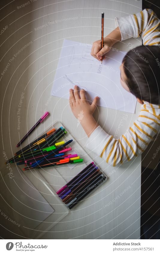 Adorable Kind Zeichnung auf Papier zeichnen Bild Bleistift niedlich spielerisch kreativ Wochenende heimwärts Spaß haben unterhalten Kindheit bezaubernd süß