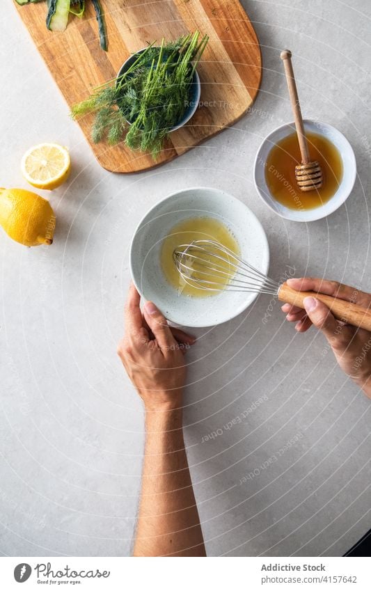 Kochen Sie die Zutaten für die Sauce Saucen Schneebesen mischen Bestandteil Zitrone Liebling Lebensmittel vorbereiten Küche Vegetarier kulinarisch Gesundheit