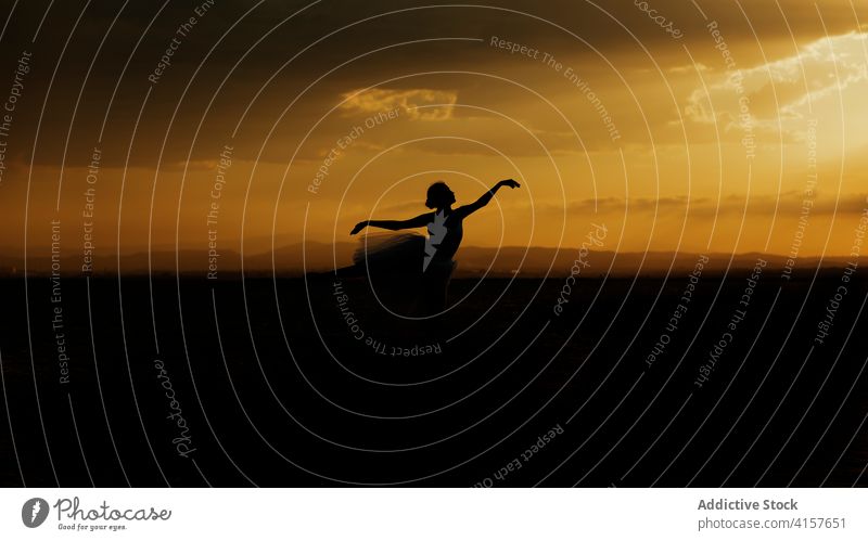 Unerkennbare Ballerina tanzt gegen Sonnenuntergang Himmel Silhouette Anmut Tanzen beweglich Balletttänzer elegant Pose Frau Skyline dunkel ausdehnen Dämmerung