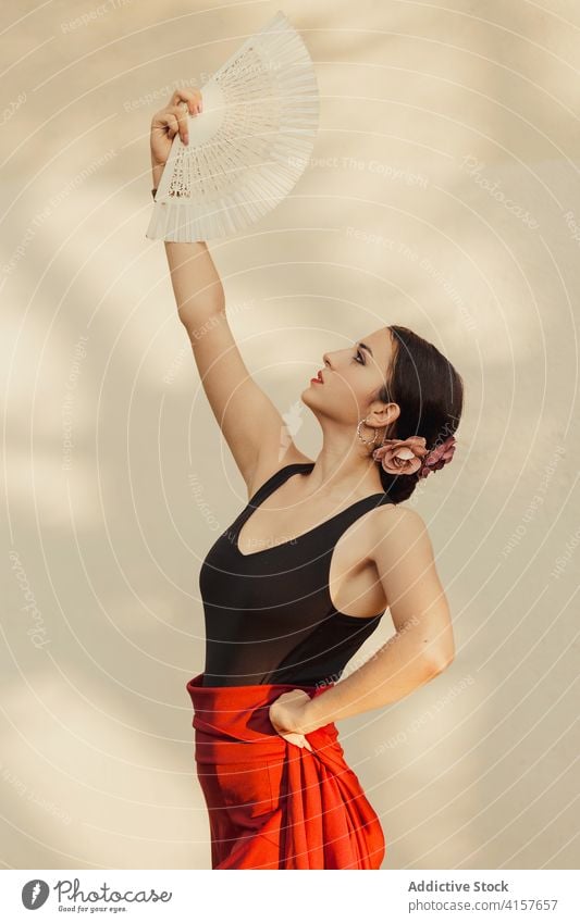 Elegante Frau mit Fächer beim Flamenco-Tanz Flamencotänzer Tänzer Ventilator ausführen Tanzen Tradition Leidenschaft elegant Anmut hispanisch jung sinnlich Stil