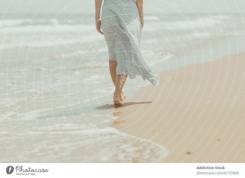 Anonyme Frau im Kleid spaziert am Sandstrand Strand Barfuß Bein Spaziergang Ufer Küste allein rein MEER sanft Spanien Valencia El Saler Strand Natur romantisch