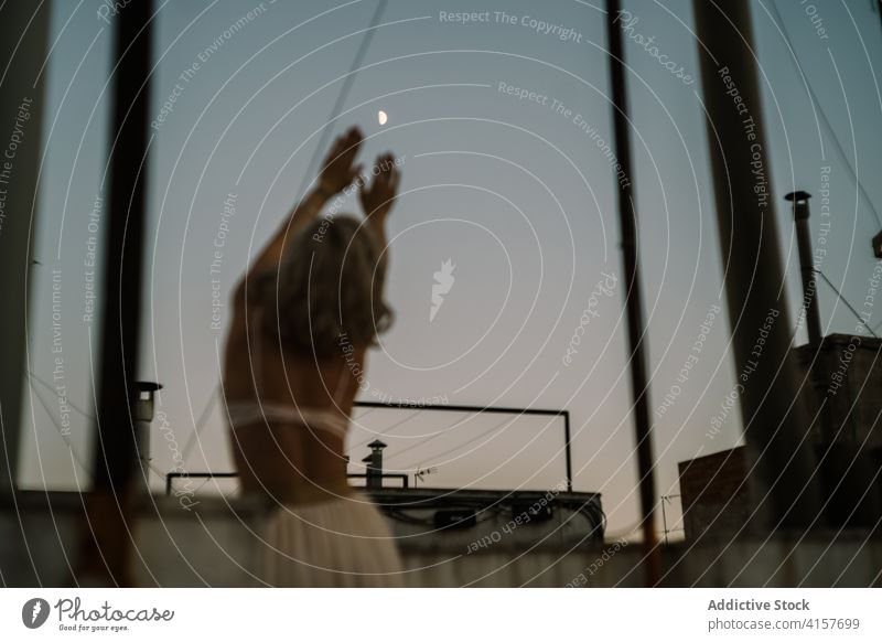 Unbeschwerte Frau im BH auf der Terrasse am Abend genießen Freiheit sorgenfrei alt Gebäude Abenddämmerung ruhen Sommer schlank sich[Akk] entspannen Harmonie