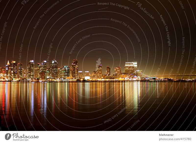 Die Skyline von San Diego bei Nacht Reichtum schön Tourismus Meer Spiegel Natur Landschaft Himmel Küste Stadt Hafenstadt Stadtzentrum Hochhaus Brücke Gebäude