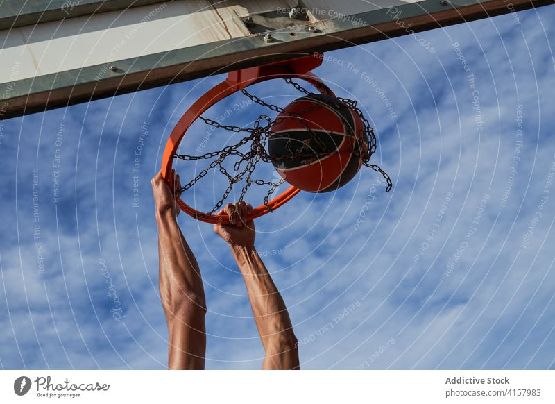 Männlicher Basketballspieler, der den Ball in den Korb schießt punkten Reifen Mann Spiel Spieler spielen springen Gericht männlich schwarz Afroamerikaner