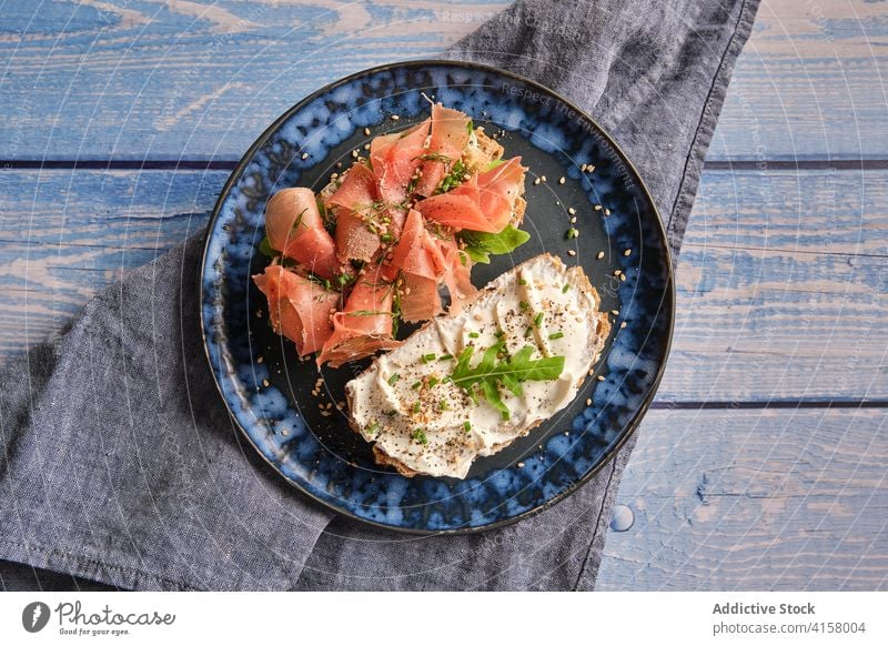 Leckere Toastbrote mit Käse und Schinken Zuprosten Frühstück Gesundheit Brot Vollkorn appetitlich Lebensmittel Mahlzeit lecker geschmackvoll dienen Ernährung