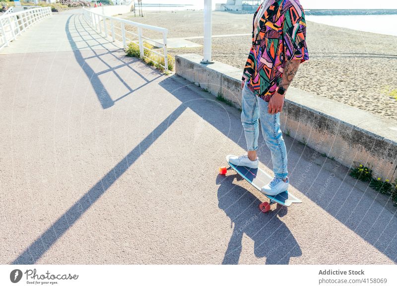 Crop-Skater auf modernem Skateboard im Skatepark Turnschuh Großstadt Schlittschuh Straße Sommer Stil Youngster cool Jeanshose urban Zeitgenosse aktiv Aktivität