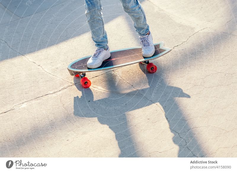 Crop-Skater auf modernem Skateboard im Skatepark Turnschuh Großstadt Schlittschuh Straße Sommer Stil Youngster cool Jeanshose urban Zeitgenosse aktiv Aktivität