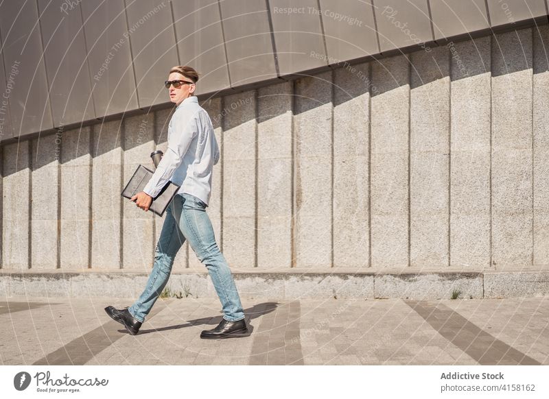 Beschäftigter Mann mit Kaffee zum Mitnehmen auf der Straße Imbissbude beschäftigt modern Unternehmer urban Tasse jung männlich Zeitgenosse Beton Lifestyle