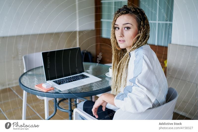 Seriöse Freiberuflerin, die im Café arbeitet freiberuflich Frau Arbeit Unternehmer Geflecht Vorschein Laptop außergewöhnlich Inbetriebnahme Tisch professionell