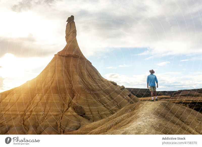 Männlicher Reisender in Bardenas Reales im Sommer bardenas reales Mann getrocknet Boden erstaunlich Landschaft Hügel Formation natürlich männlich Navarra