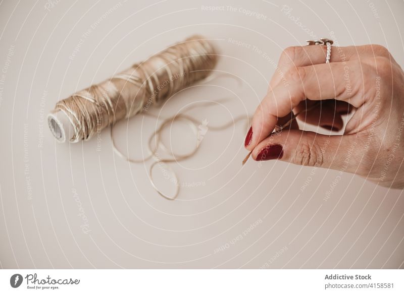 Kunsthandwerker bei der Arbeit mit Fäden im Atelier Handwerkerin dekorativ hell Werkstatt handgefertigt Faser Element Soutache Dekoration & Verzierung kreativ