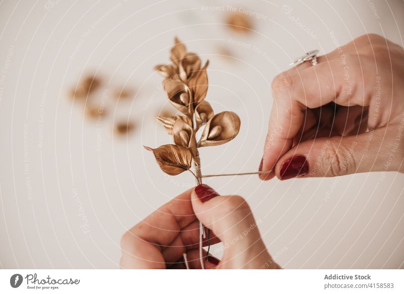 Crop Handwerkerin arbeiten in hellen Studio dekorativ Blume kreieren Talent Fähigkeit Werkstatt Faser Dekoration & Verzierung Frau Kunstgewerbler kreativ