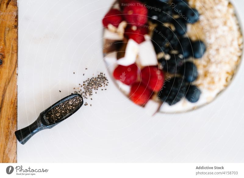 Leckere Frühstücksschüssel auf dem Tisch in der Küche Schalen & Schüsseln Frühstücksschale Ernährung Beeren gesunde Ernährung Morgen dienen Müsli Vitamin