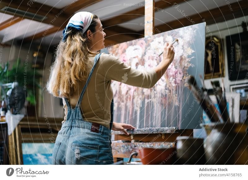 Weibliche Künstlerin malt auf Leinwand in der Werkstatt Frau Farbe Staffelei kreativ zeichnen Kunst Talent Arbeit farbenfroh Bild Hobby Handwerk Inspiration