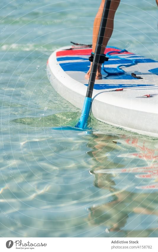 Frau auf Paddleboard im Meer Paddelbrett Reihe Surfer MEER Brandung Sommer Surfbrett üben Training stehen Zusatzplatine Wasser passen Holzplatte sonnig