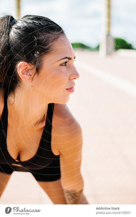 Müde Sportlerin macht Pause beim Training auf der Straße müde erschöpft ruhen Übung Athlet Frau Schweiß passen Läufer Jogger jung schlank Fitness Herz Wellness