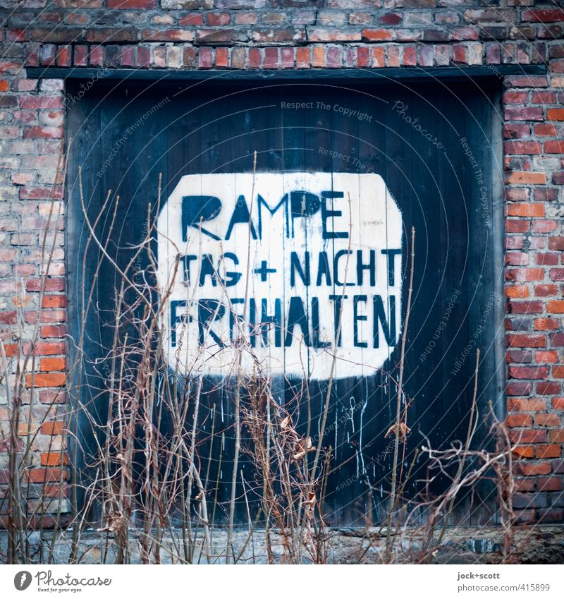 Rampe Tag + Nacht freihalten Winter Tor Holz Backstein Hinweisschild Warnschild retro Ausdauer Nostalgie Verbote Verfall Vergangenheit Vergänglichkeit bewachsen