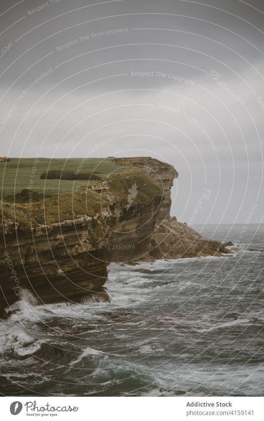 Klippe am wogenden Meer an einem bewölkten Tag MEER wolkig stürmisch Wasser Wetter Meereslandschaft Landschaft trist bedeckt Natur dramatisch Stein malerisch