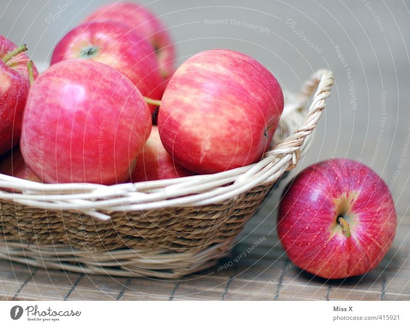 Apfelkörbchen Lebensmittel Frucht Ernährung Frühstück Picknick Bioprodukte Vegetarische Ernährung frisch Gesundheit lecker süß rot Gesunde Ernährung braeburn