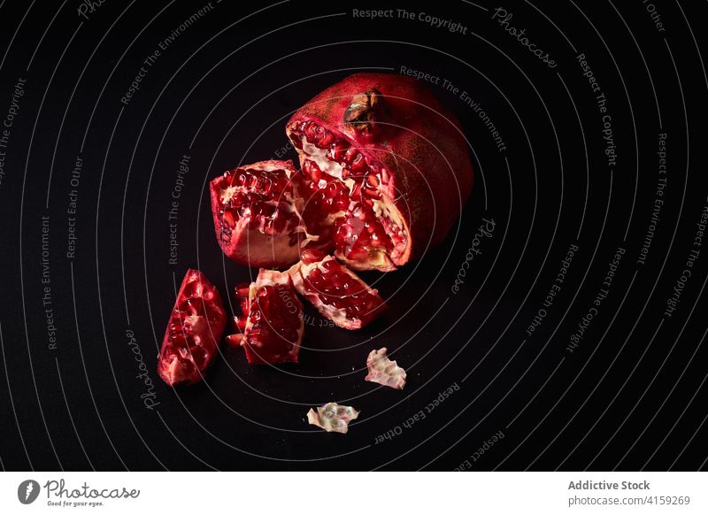 Frischer reifer halbierter Granatapfel Frucht Gesundheit Lebensmittel rot tropisch saftig Samen süß Vegetarier roh frisch natürlich Hälfte Nahaufnahme Essen