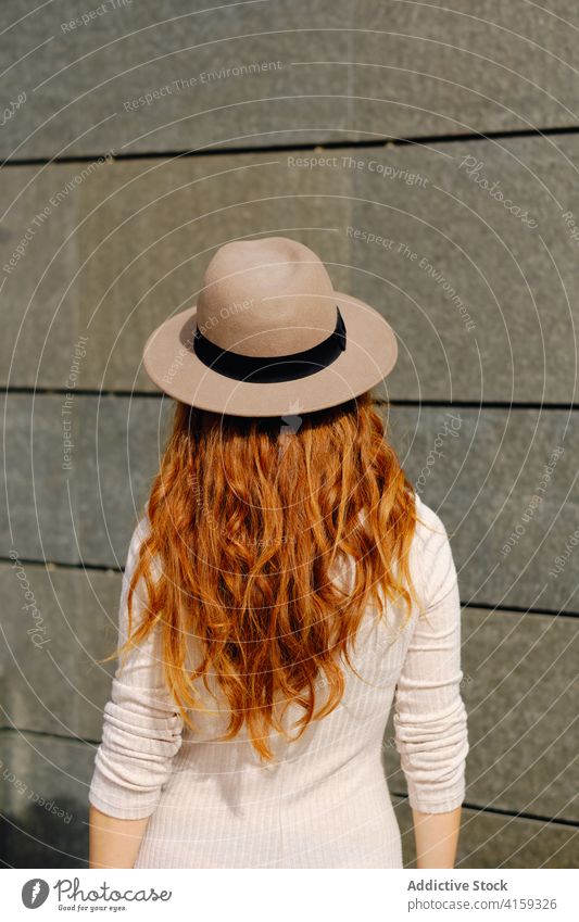 Rothaarige Frau mit Hut Rotschopf Stil trendy rote Haare urban modern jung Mode lange Haare Dame selbstbewusst Lifestyle elegant Ingwer Behaarung Individualität